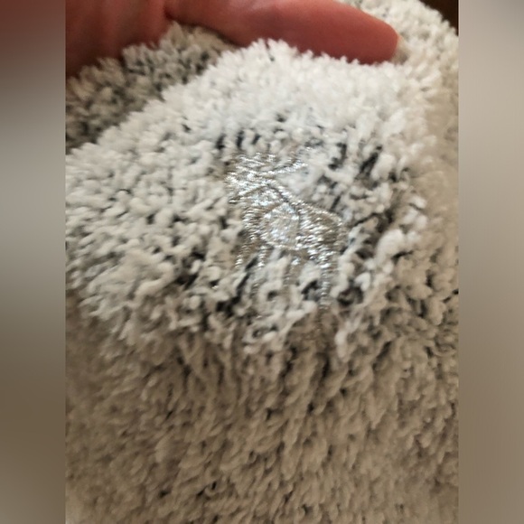 abercrombie kids Girls 15/16 Heathered White/Black Oversized Fuzzy Sweater - EUC - Picture 3 of 9